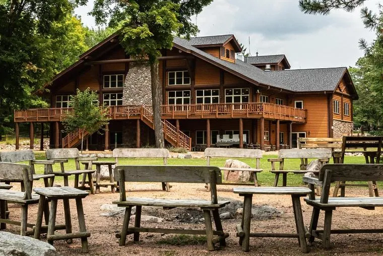 Vertical Chrouser Lawn and Dining