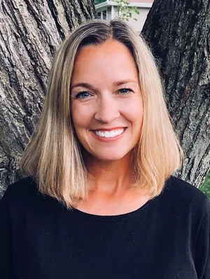 Betsy Maske Headshot