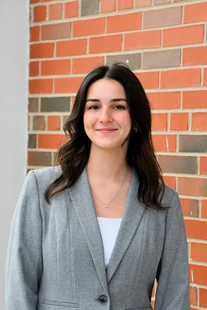 Cara Pisani Headshot