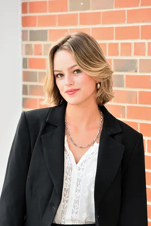 Isabelle Caldwell Headshot