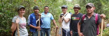 Honduras Project Students and Locals with shovels