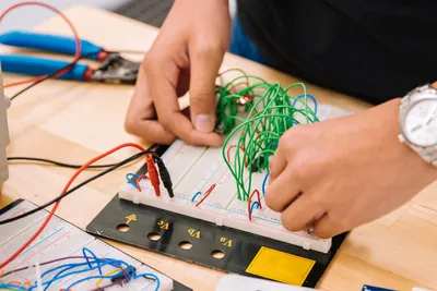 Hands building circuits