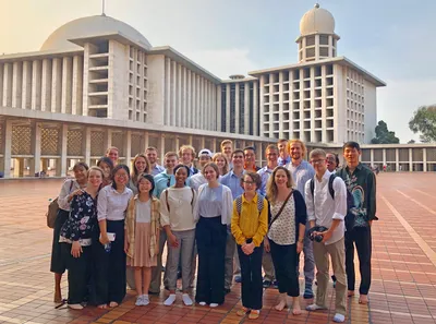 ISP-2019-students-in-front-of-the-world's-second-largest-mosque