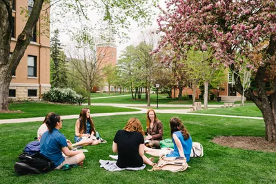 Tiffany Kriner with English Class on Lawn