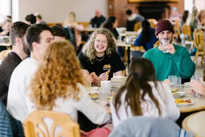 Students eating in Anderson Commons