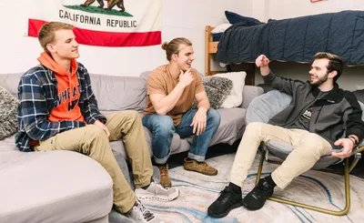 Guys in Room in Traber