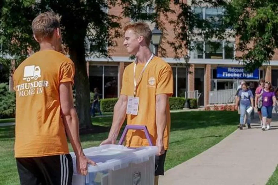 students helping move in new students
