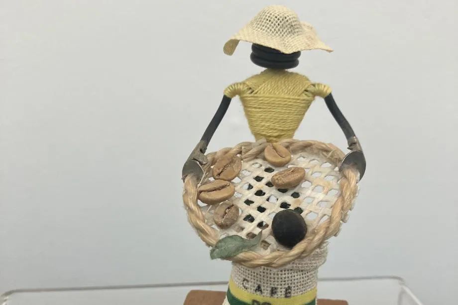 920x613 Coffee Picker Figurine