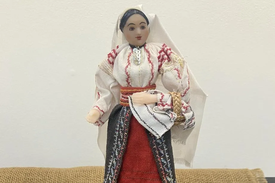 920x613 Romanian Figure