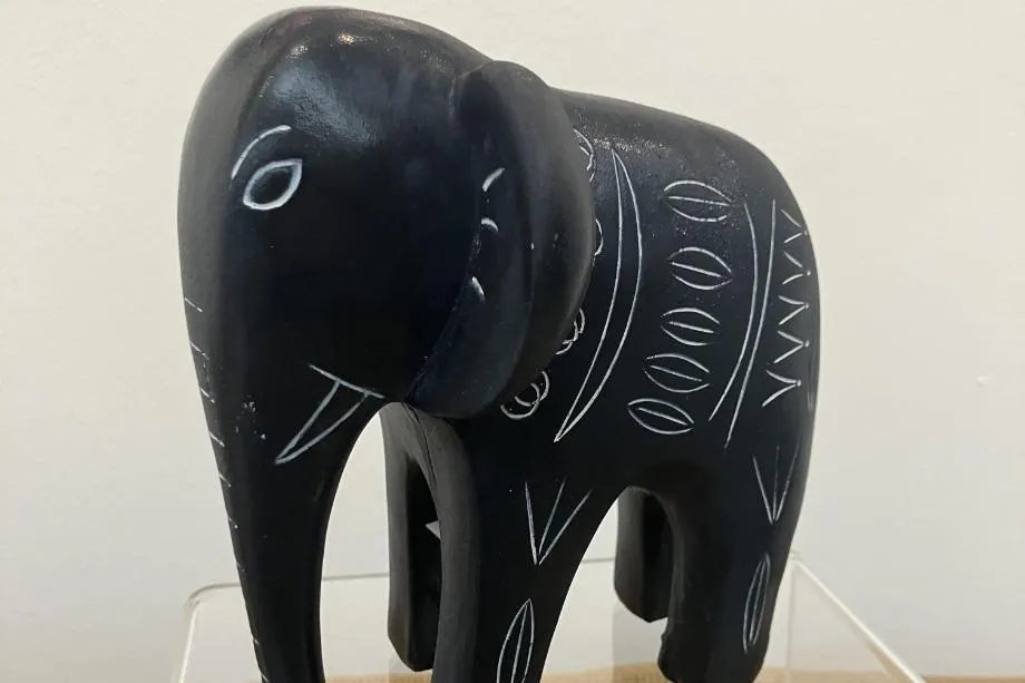 920x613 Wooden Elephant