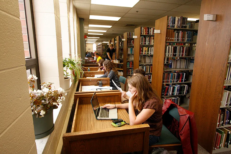 920x613 students studying in Buswell library