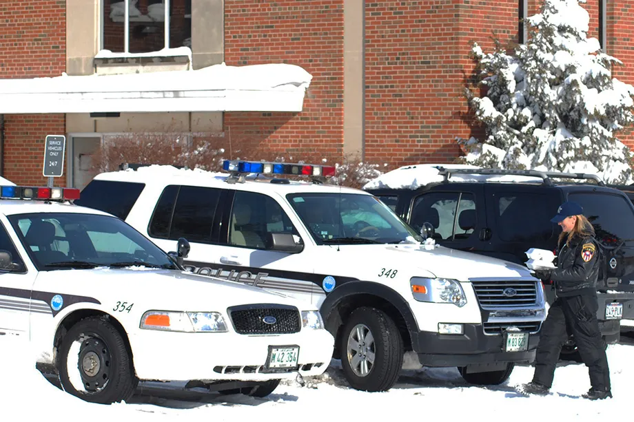 920x613 police cars