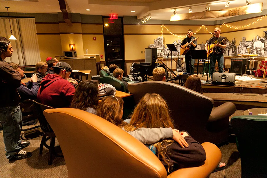 920x613 live music in the Stupe cafe