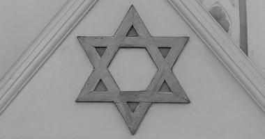Star of David on a synagogue, by Falco from Pixabay