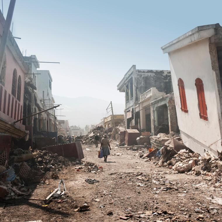 Earthquake disaster knocks down buildings