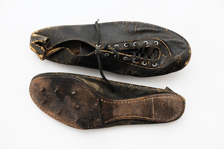 These shoes belonged to Stuart Kortebein ’52, who
wore them while running for coach Gil Dodds M.A.
’48. During his tenure as the men’s cross country
and track and fi eld coach, Dodds led Wheaton to
9 Illinois cross country titles, 12 CCIW track titles,
and 6 Midwest Indoor Relay Championships. He was
inducted into the Wheaton Athletics Hall of Honor
in 1993.