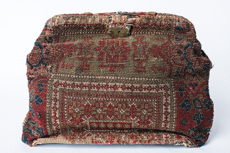 As railroads proliferated in the United States in the
1840s-50s, people began traveling more than ever
before. The need for cheap luggage was filled by carpet
bags. By the 1860s, almost everyone from every social
strata carried one of these bags, constructed from
the unworn sections of old carpets and selling for
$1-$2 apiece.