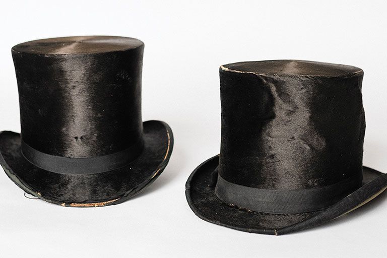 Top hats emerged in the late 1700s, replacing tricorne
hats in popularity among urban middle and
upper classes in the Western world. Originally made
of felted beaver fur, by the early 1800s black silk
became standard. Abraham Lincoln’s preference for
the “stovepipe” style made it the most common in that
era in the United States. The use of top hats began to
diminish in the 1900s and after World War II they were
rarely used except in high society.