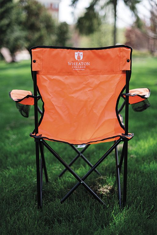 When the College reopened its campus to students
during the COVID-19 pandemic, they gifted orange
chairs to every new student to encourage safe outdoor
hangouts, dining, and studying.