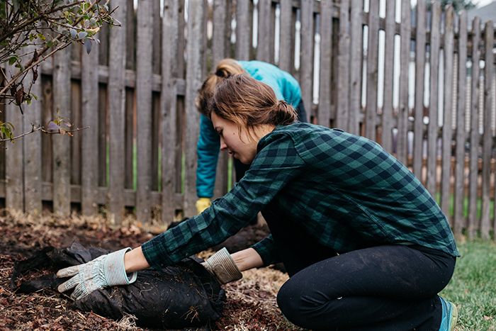 700x467 students doing landscaping service