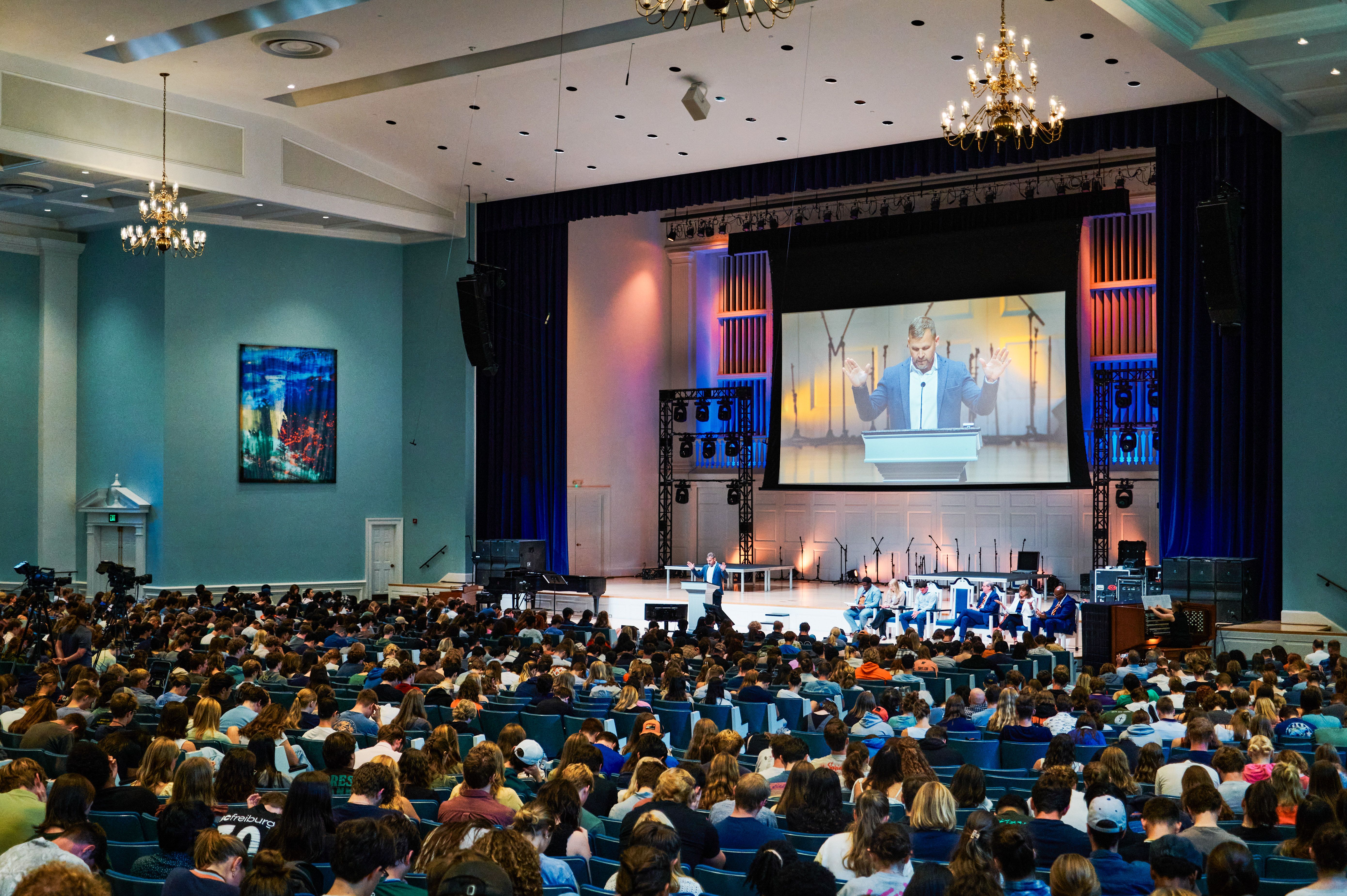 John Peays ’00, celebrating his 25th reunion, delivered the Homecoming Chapel message.