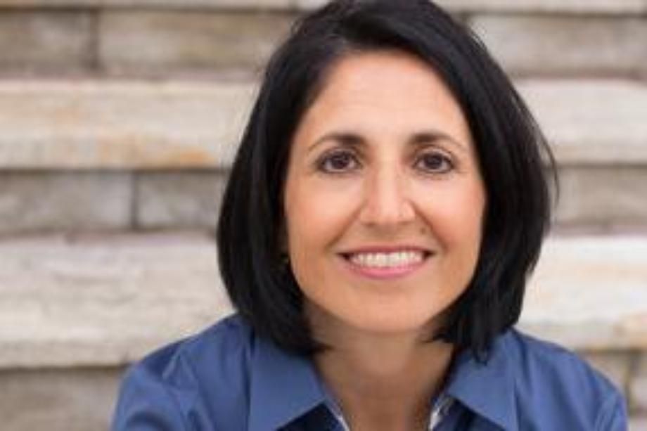 Dina Kapernekas Headshot